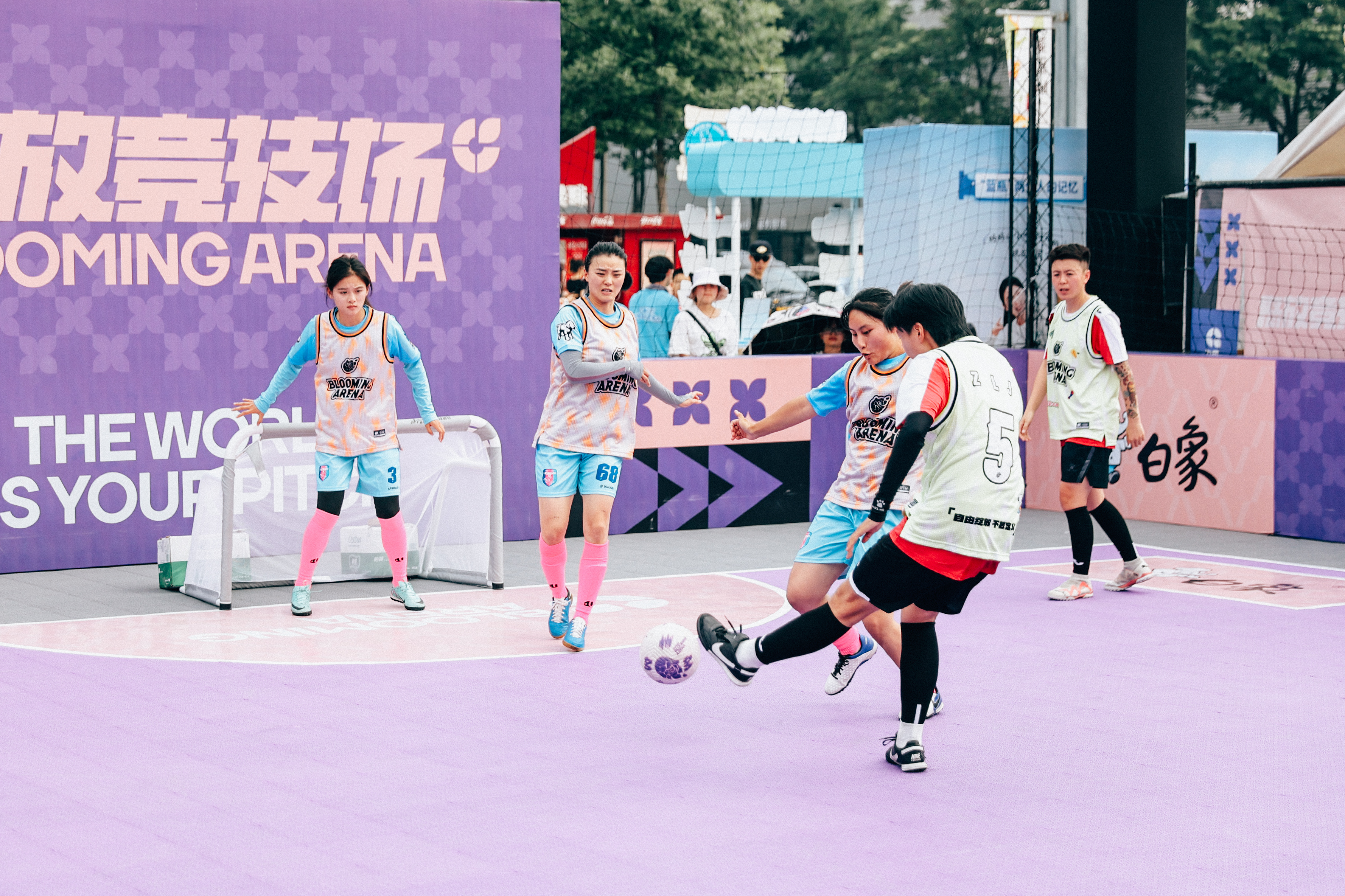 球员们在比赛中展现出了超强的技术和拼搏精神