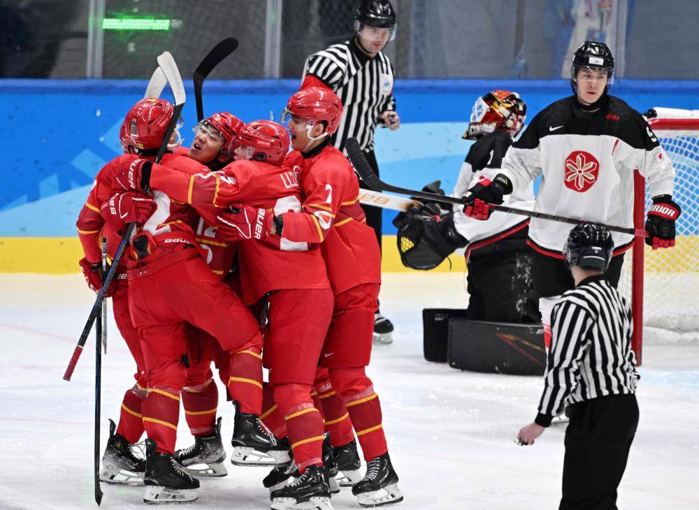 捷克冰球队奋力拼搏,勇夺领奖台 捷克冰球队奋力拼搏,勇夺领奖台