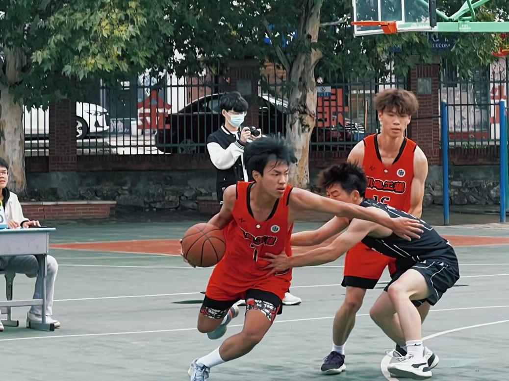 篮球嘉年华活动受到当地居民热情欢迎的简单介绍