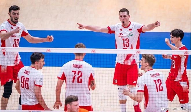 沙尔克球员欢呼球队连胜，士气高涨