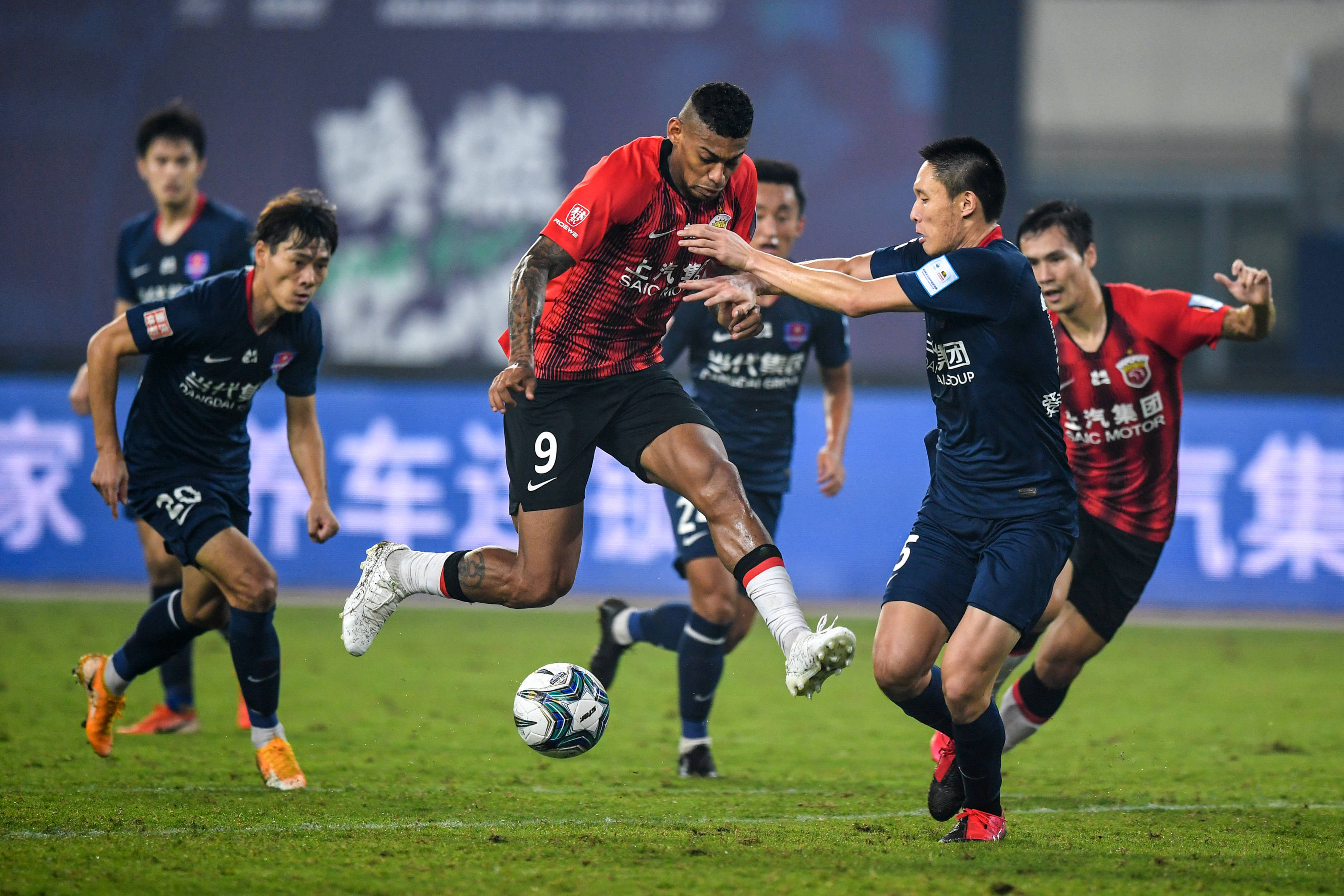 上海上港集体拼搏取得一鼓作气胜利 上海上港集体拼搏取得一鼓作气胜利